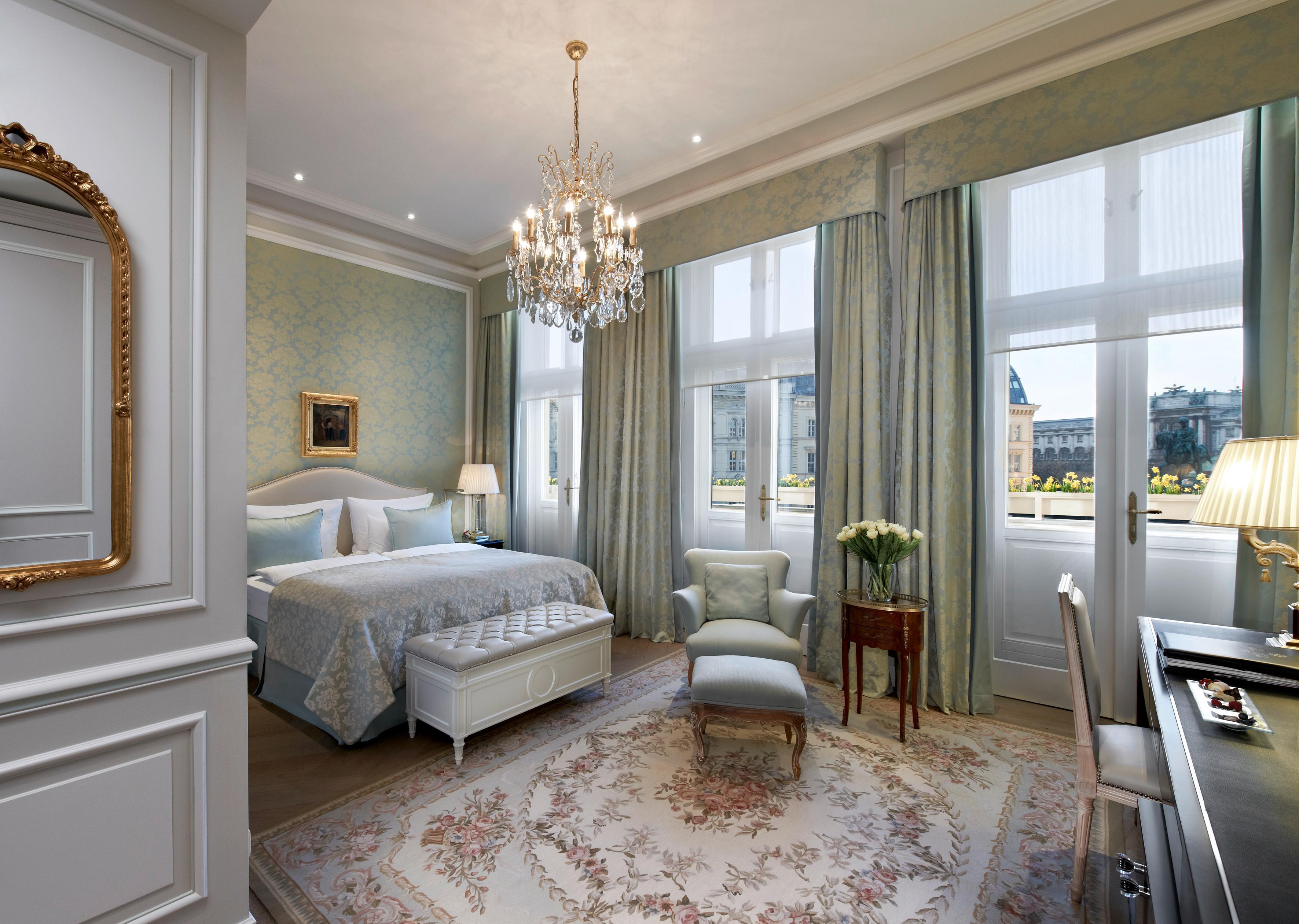 Hotel Sacher Wien Bagian luar foto A bedroom at the hotel