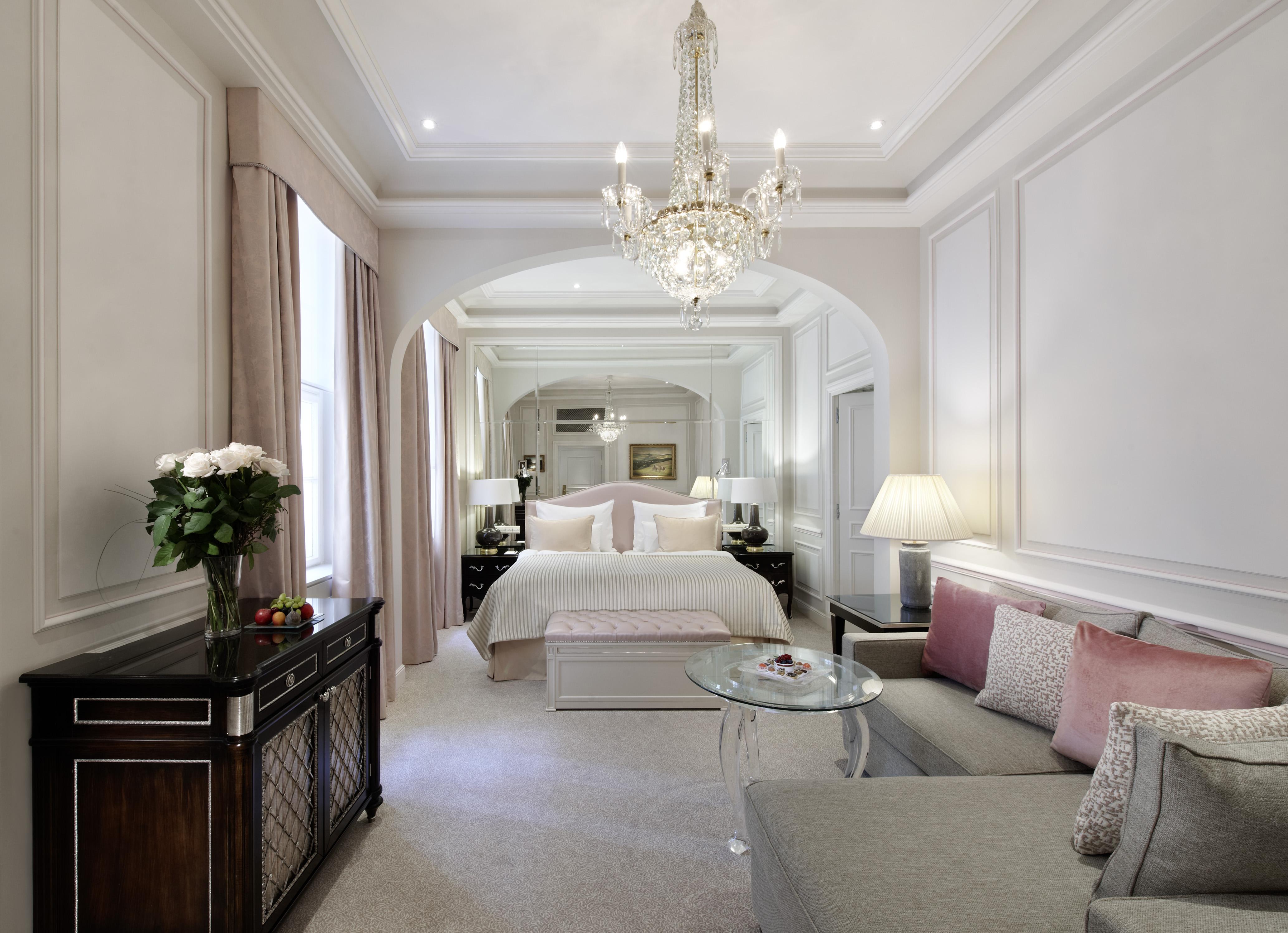 Hotel Sacher Wien Ruang foto A suite at the hotel