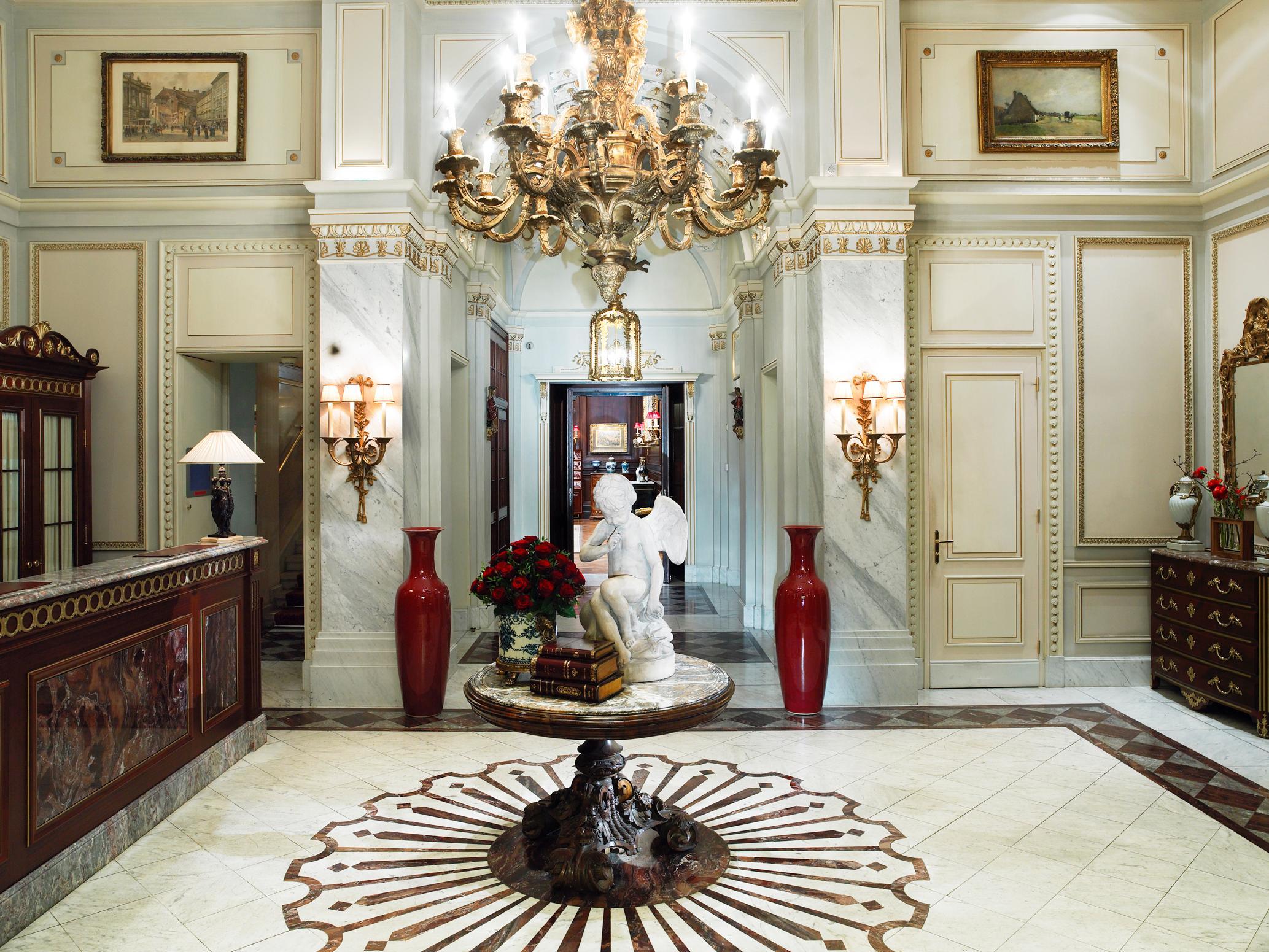 Hotel Sacher Wien Interior foto The lobby of the Four Seasons Hotel
