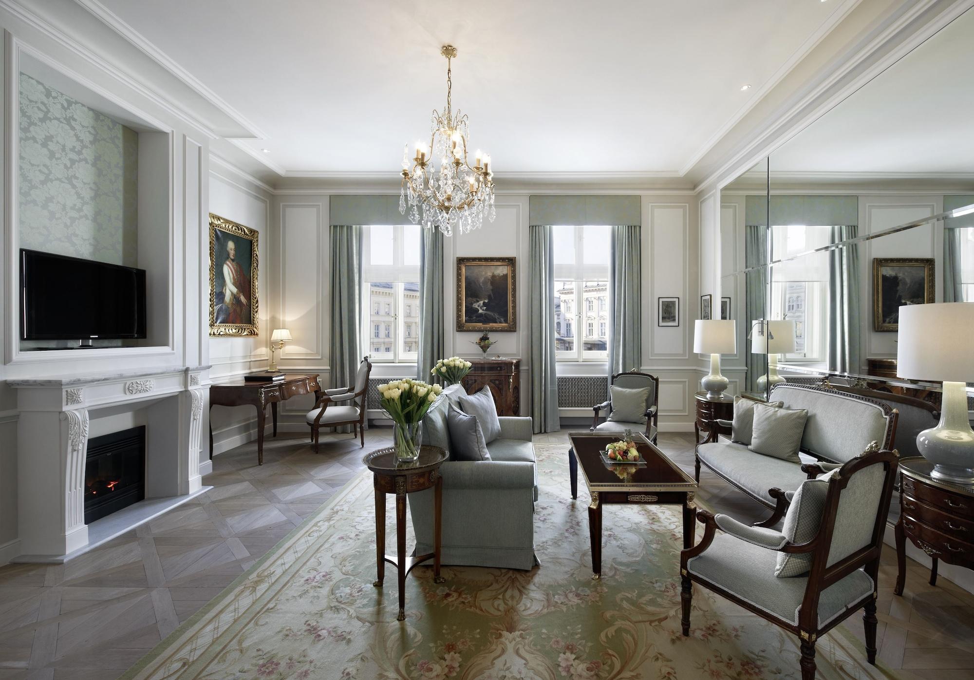 Hotel Sacher Wien Ruang foto The living room of a suite at the hotel