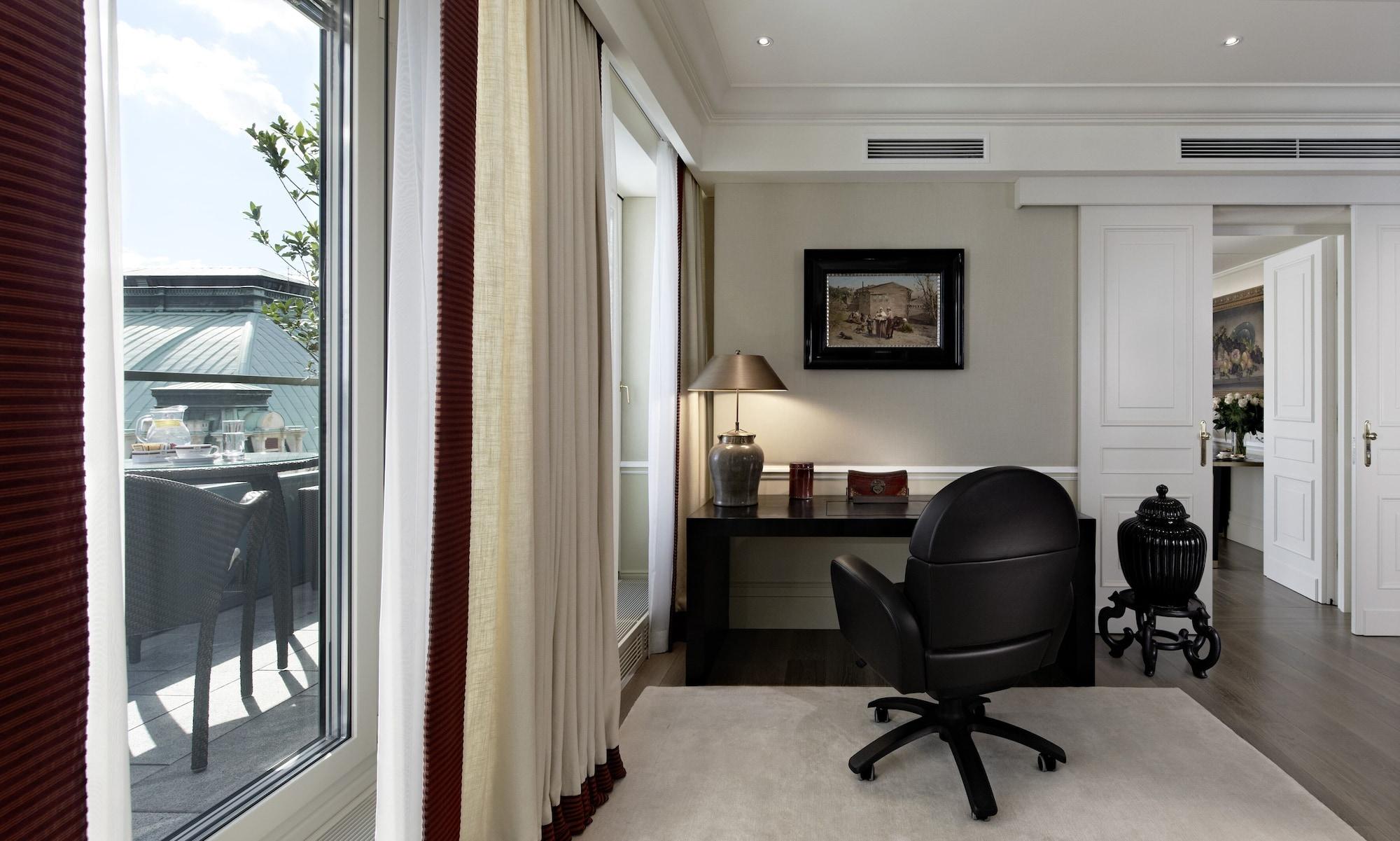 Hotel Sacher Wien Bagian luar foto A study in a suite at The Dorchester