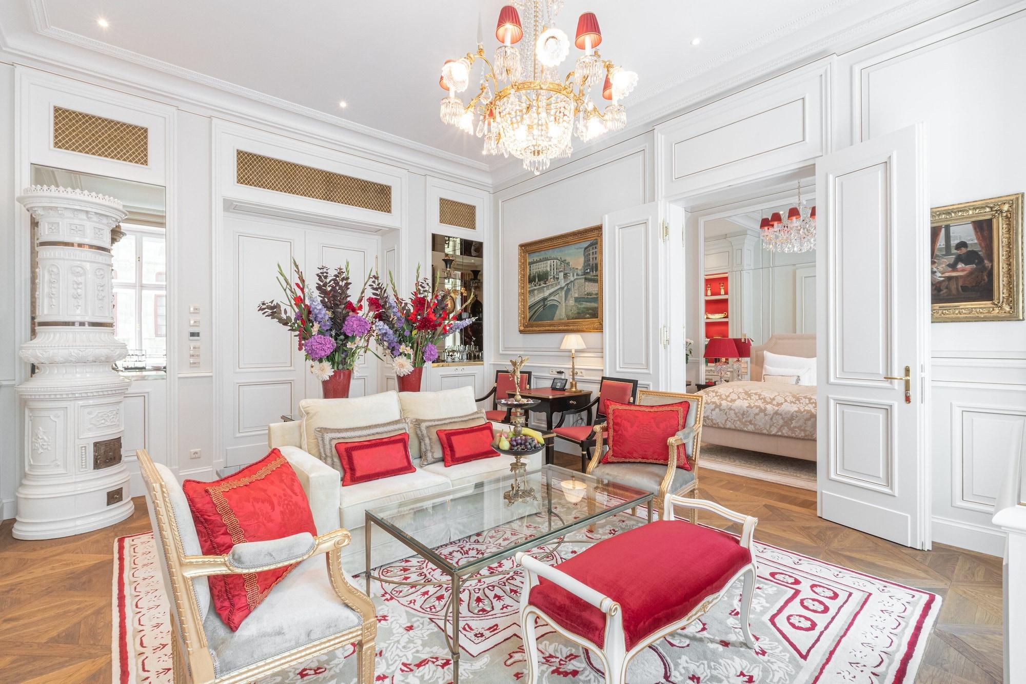 Hotel Sacher Wien Bagian luar foto The interior of the suite