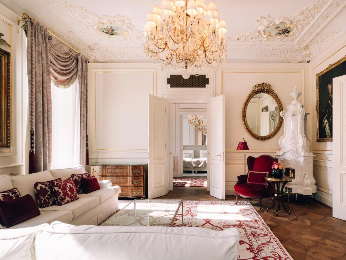 Hotel Sacher Wien Bagian luar foto A suite at the Hotel de Crillon