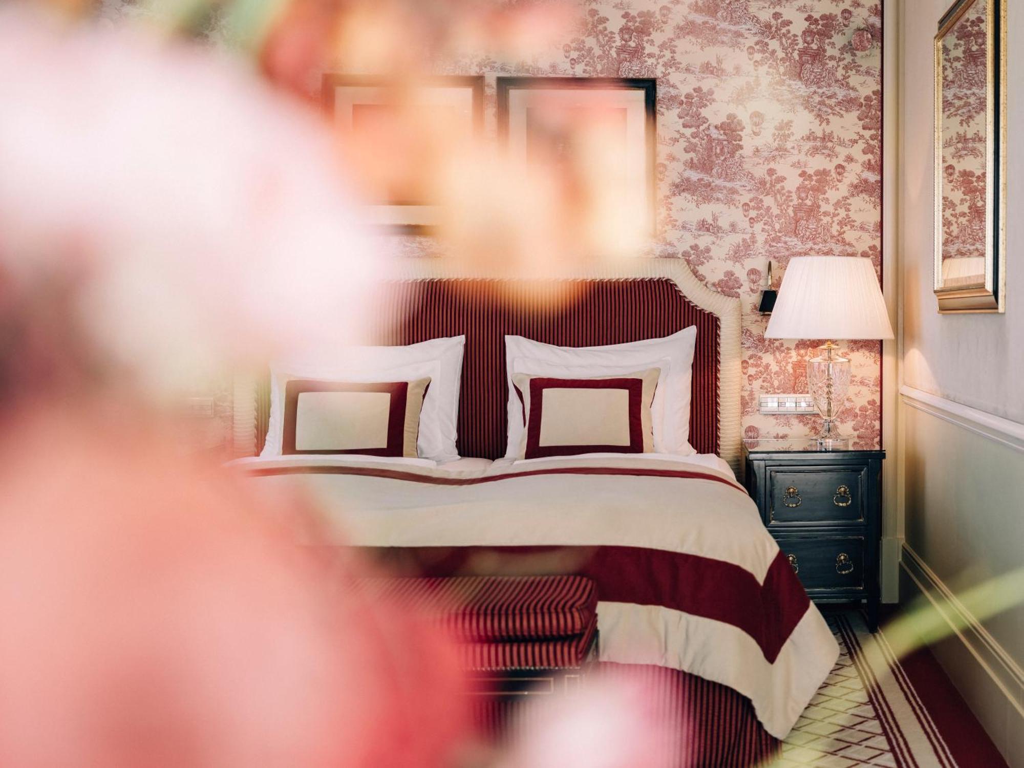 Hotel Sacher Wien Bagian luar foto A bedroom at the hotel