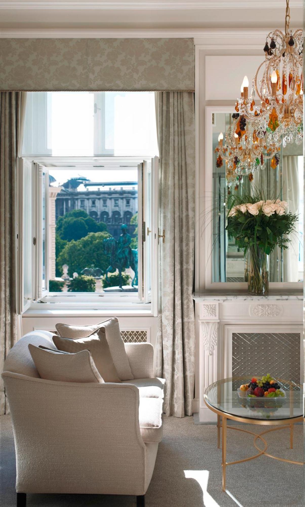 Hotel Sacher Wien Bagian luar foto A room at the Mandarin Oriental Milan