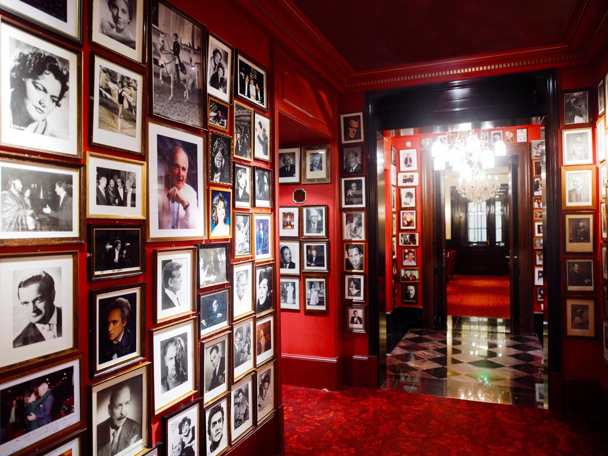 Hotel Sacher Wien Bagian luar foto The entrance to the nightclub