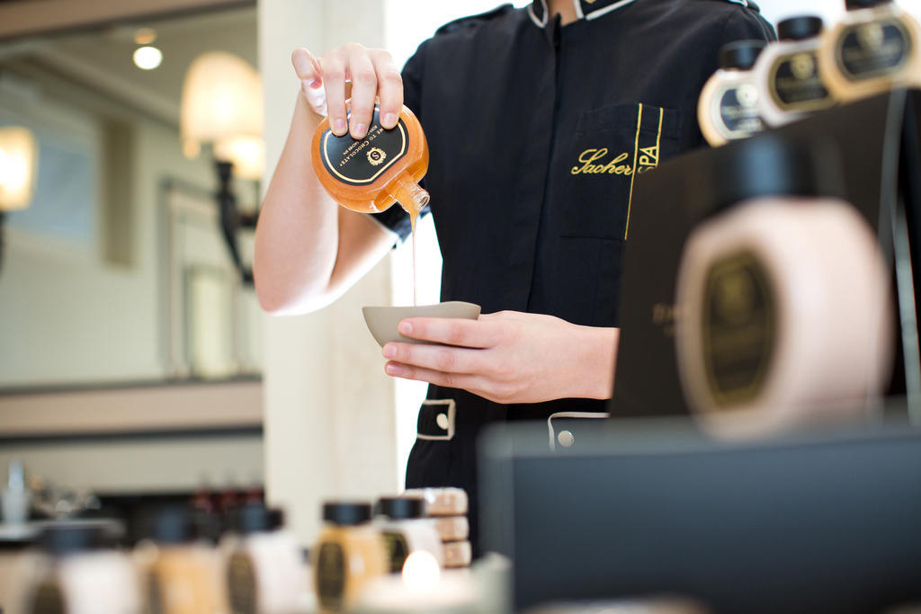 Hotel Sacher Wien Bagian luar foto A barista at work