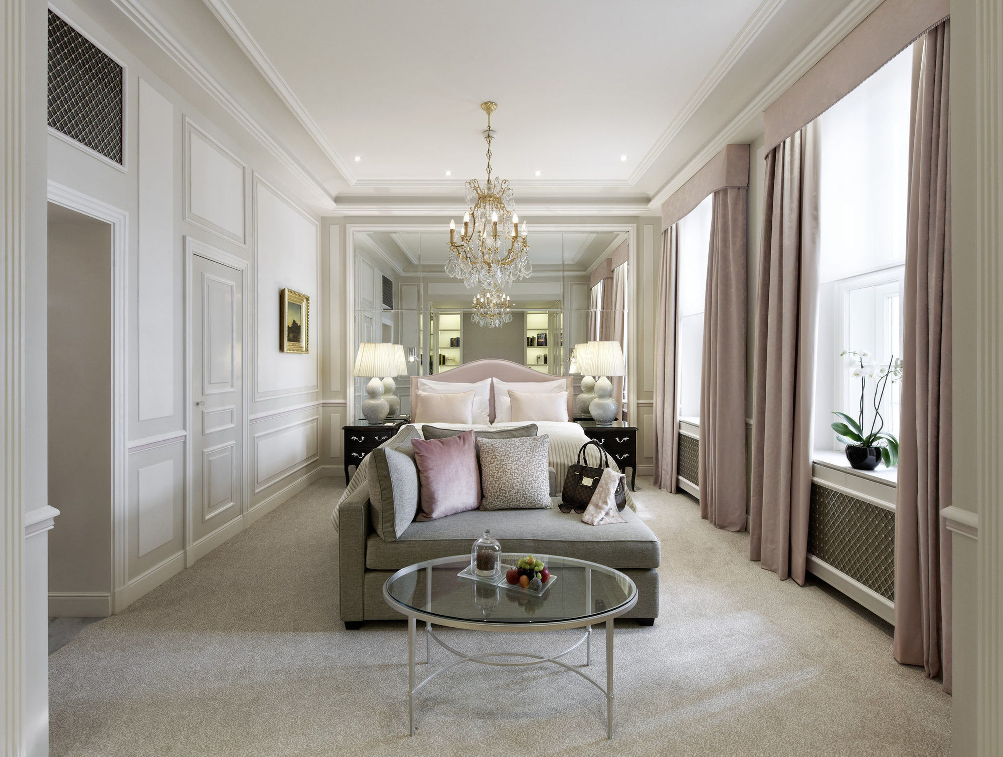Hotel Sacher Wien Ruang foto The bedroom of the suite