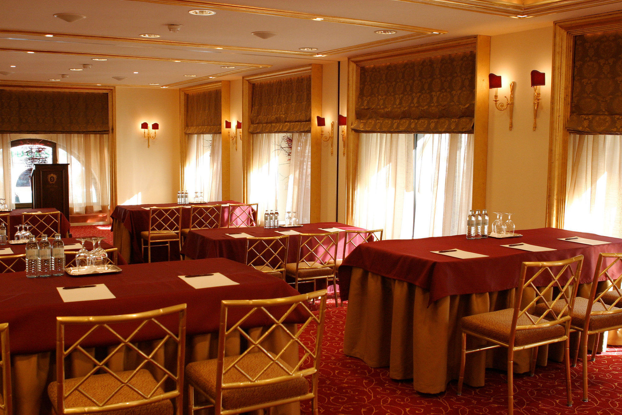 Hotel Sacher Wien Bisnis foto The interior of the hotel