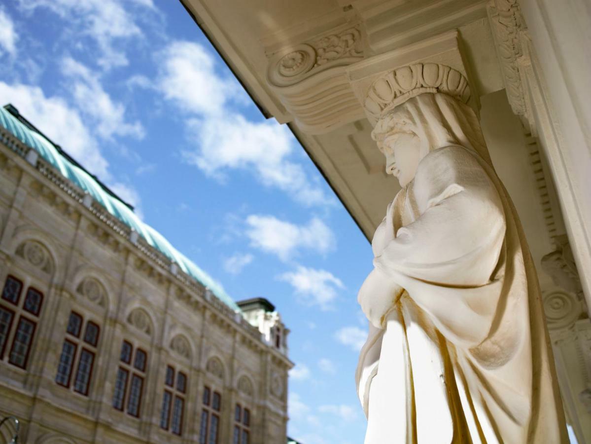 Hotel Sacher Wien Bagian luar foto Statue of Queen Mary at the University of Cambridge